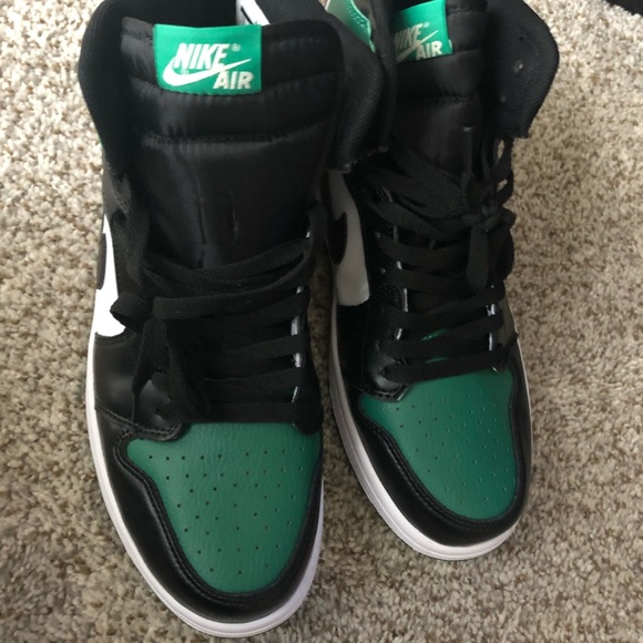 Only worn once (no box ) all my shoes in containers still has it value - Picture 4 of 6